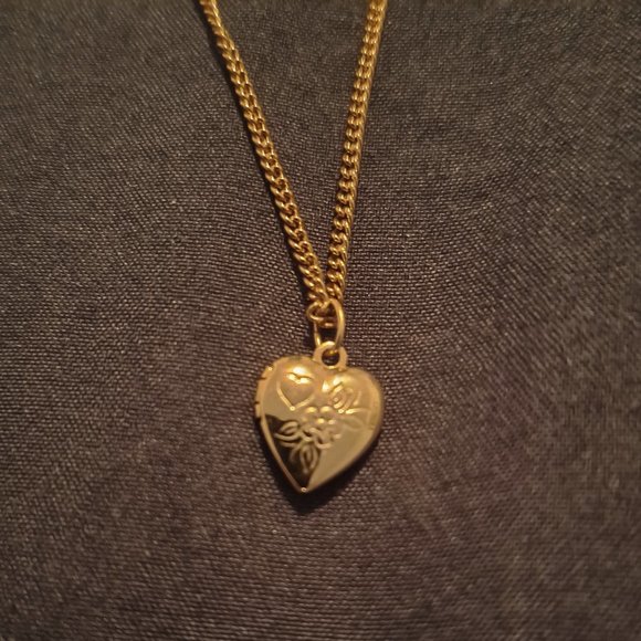 Vintage 80s Child's Heart Locket - Never worn - Picture 1 of 4